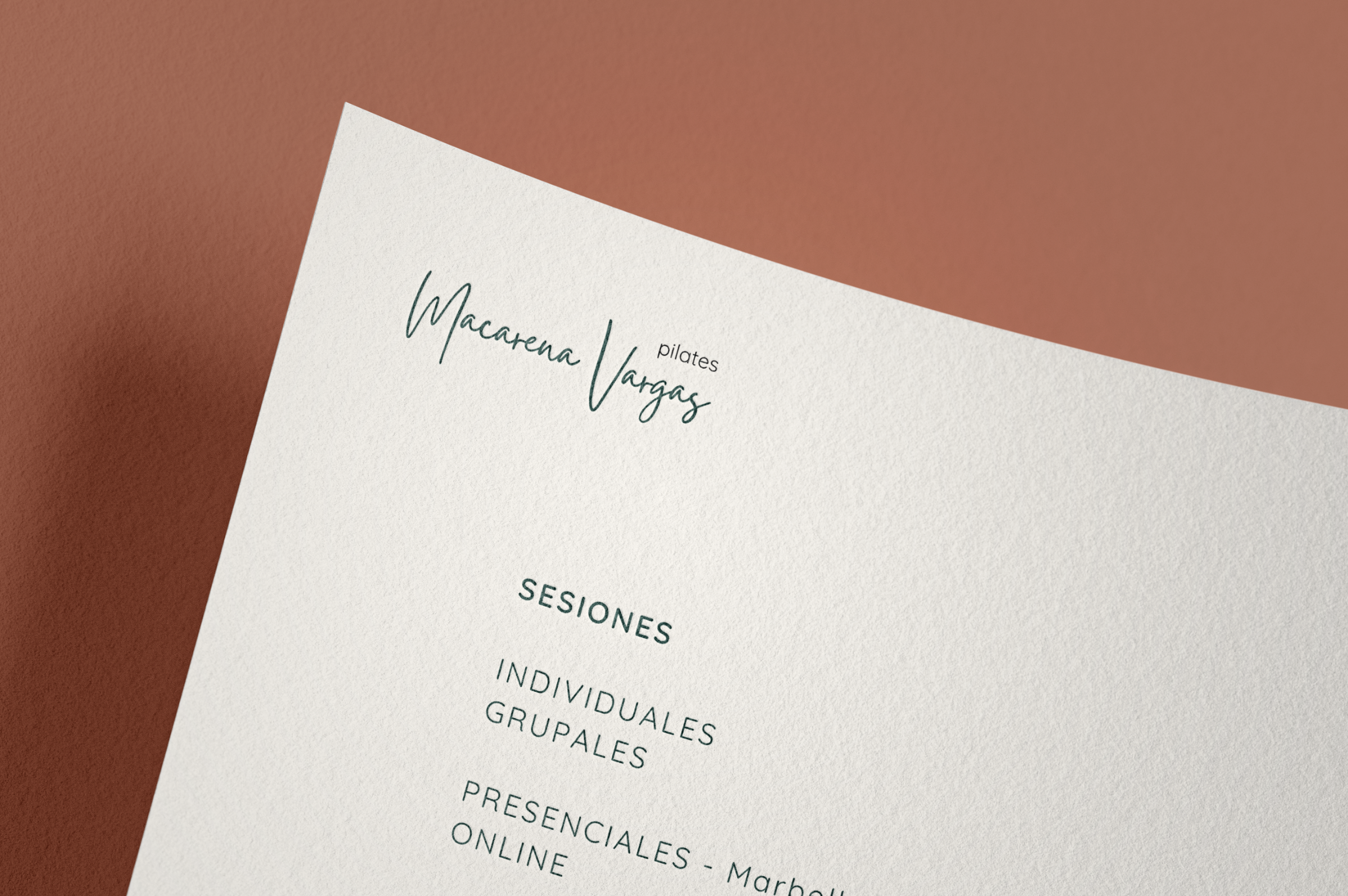 Macarena Vargas — papelería con logo en formato estrecho